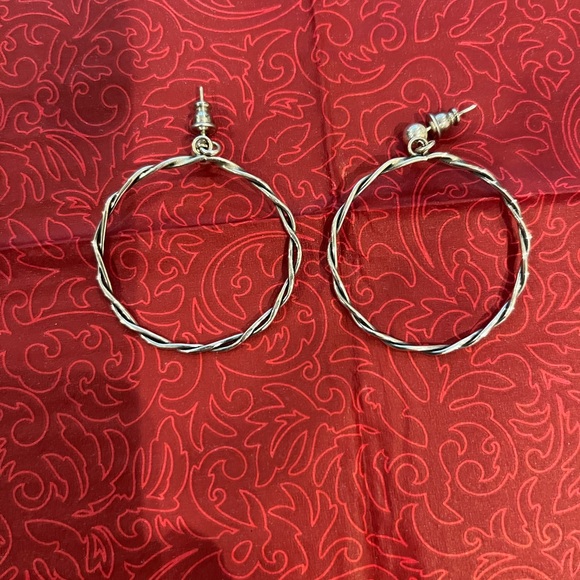 Silver twist hoop earrings - Picture 3 of 4